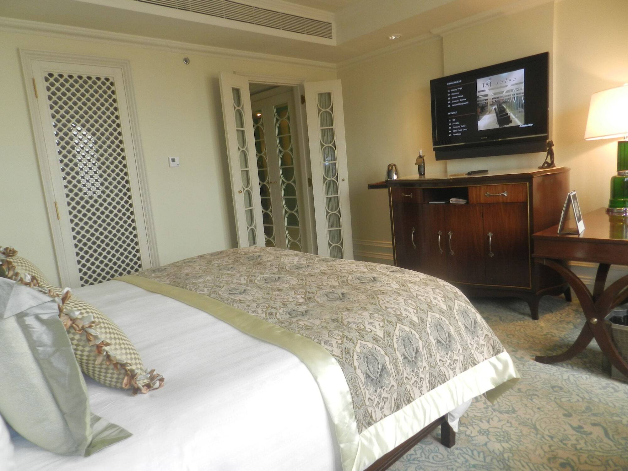 The Taj Mahal Tower, Mumbai Hotel Ngoại thất bức ảnh A bedroom at the Taj Mahal Palace